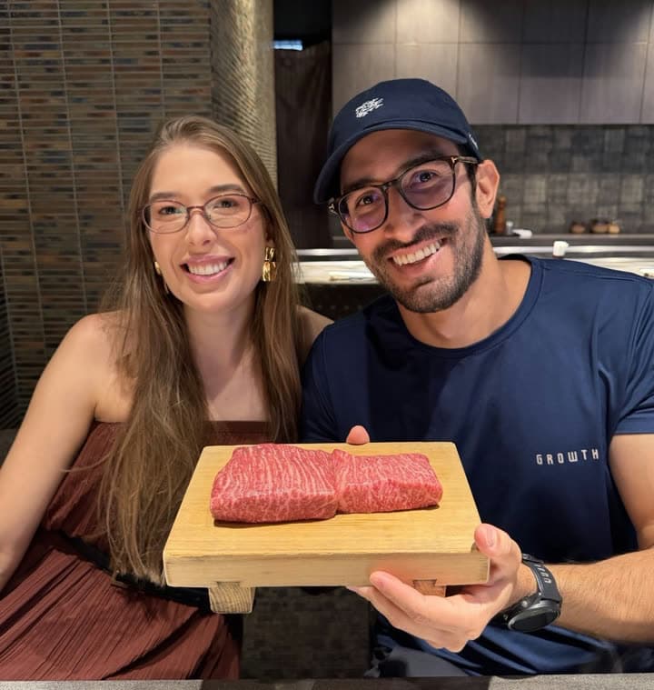 Casal da Nutrindo Viagens num jantar de wagyu no Japão